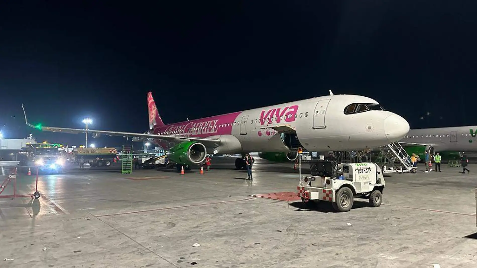 En su fuselaje, el avión que voló de Monterrey a Tampico llevaba el nombre y el rostro de Juan Gabriel